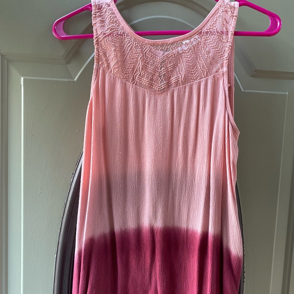 Super cute ombré pink to maroon sleeveless top. Maurice’s. Size large.